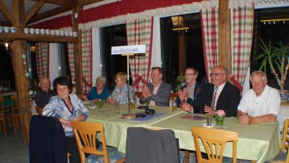 Bild: enz
Eine Gruppe Altalbenreuther und Ulrichsgrüner schloss sich dem Heimattreffen auf Initiative von Willy Rubick (rechts, daneben Bürgermeister Klaus Meyer) an
