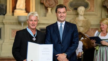 Bild: Matthias Balk/dpa
Ministerpräsident Markus Söder ehrt Werner Schmidbauer.