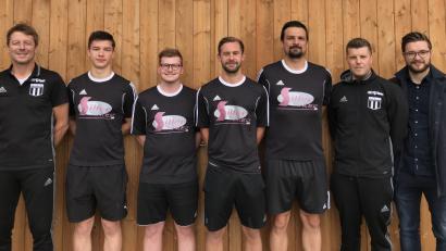 Bild: Rosner, Josef [JR] (ROSNER.JOSEF@T-ONLINE.DE)
Mit vier neuen Spielern will der TSV in der Kreisliga Süd vorne mitspielen: Trainer Tilo Scharnagl (von links), Max Hecht (SV Steinmühle), Florian Kunstmann (TSV Arzberg-Röthenbach), Felix Lippert (SV Mitterteich), Uwe Mannl (FC Vorwärts Röslau) sowie Spielleiter Florian Neumann und Vorsitzender Maximilian Siller.