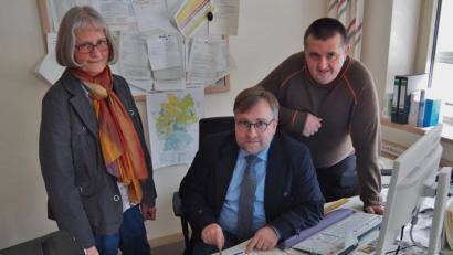 Bild: Bühner
Geschäftsführer Wolfgang Hohlmeier (sitzend) präsentiert hier noch mit seiner Stellvertreterin Monika Reichel und Controller Markus Schulz die Bilanz des Jobcenters. Demnächst wirkt er als Chef des neuen Dezernats 5.