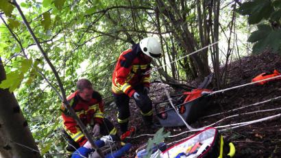 Bild: mde
Gesichert mit Leinen versorgen die Feuerwehrler den "schwerverletzten Radfahrer". Mit einer Mulde werden Rettungsgeräte über den Abhang transportiert.
