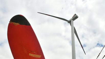 Bild: Petra Hartl
Eigentlich sollte sich der riesige Rotor der Windkraftanlage bei Gebenbach drehen. Seit einiger Zeit aber liegt er am Boden, um repariert zu werden. Ein Blitzschlag hat ein großes Loch hinterlassen, das erst einmal geflickt werden muss. Nach Aussage von Erich Wust, dem Geschäftsführer der Betreiberfirma, kann sich das bis zu zwei Wochen hinziehen.  	Bild: Hartl