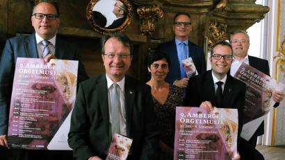Bild: gf
Sie freuen sich schon auf die neunte Auflage Orgelkonzert-Reihe, die am Samstag, 30. Juni, um 12 Uhr in der Schulkirche startet (von links): Organisator Bernhard Müllers, Sponsor Dieter Paintner (Vorstand der Volks- und Raiffeisenbank), Barbara Cosima Frey (Kulturamt), Kulturreferent Wolfgang Dersch, Stadtpfarrer Thomas Helm von der Pfarrei St. Martin und Franz Meier, Vorsitzender des Orgelbauvereins.