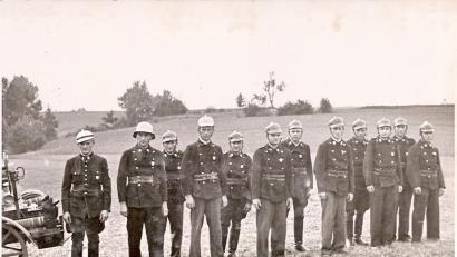 Bild: hai
Emmeram Kunnert, Hans Knoll, Josef Bart sen., Josef Kaufmann, Simon Dederl, Rudolf Hösl, Hans Dötsch, Franz Barth, Anton Barth, Hans Bayer, Max Hösl, Wolfgang Wopperer (von links)zeigen sich 1950 mit der ersten Motorspritze.