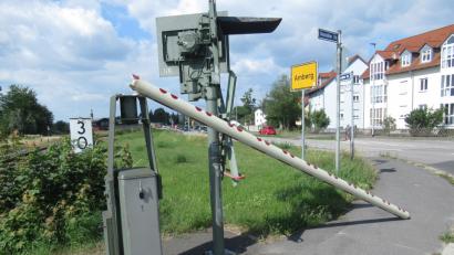Bild: Polizei Amberg
Eine Bahnschranke ist am Dienstagnachmittag auf einen Bus gekracht und brach dabei ab. Verletzt wurde bei dem Vorfall niemand.