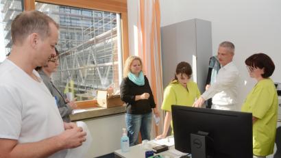 Bild: Gabi Schönberger
Dr. Matthias Loew und seine Mitarbeiterin arbeiten sich in das neue Computersystem ein.