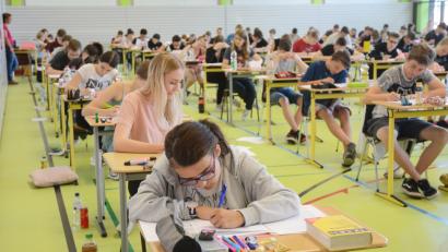 Bild: Gabi Schönberger
Gut ausgestattet absolvieren die Jungen und Mädchen der Lobkowitz-Realschule in der Sporthalle die Abschlussprüfung im Fach Deutsch.