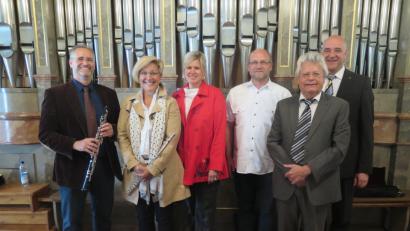 Bild: jzk
Nach der Aufführung freuen sich Thomas Stiegler, Cordula Stiegler, Sandra Weber, Hubert Köhler, Josef Zaglmann und Christian Kick (von links) über den Applaus der Gottesdienstbesucher.