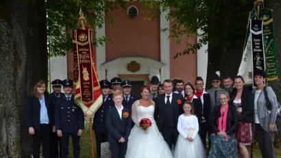 Bild: gi
Zur Hochzeit von Josef Bock und Sonja Wirth gratulieren Vereine und Arbeitskolleginnen und lassen das Brautpaar hochleben.