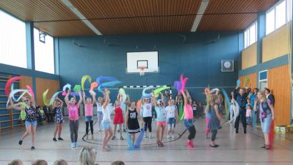 Bild: jzk
Gesang und Tanz bildeten bei dem Song „Let`s twist again“ des Schulchores eine harmonische Einheit.
