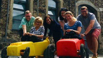 Bild: eib
Das CeBB-Team wirbt mit den beiden aus Mülltonnen umfunktionierten Seifenkisten für den Besuch des 1. Bayerisch-Böhmischen Freundschaftsfests.