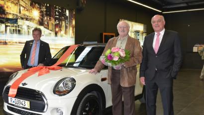 Bild: sei
Von links nach rechts:  Thomas Pohl vom Gewinnsparverein Bayern e.V., Gewinner Bernhard Schneider und Kundenberater Theodor Körner bei der Übergabe des Gewinns.