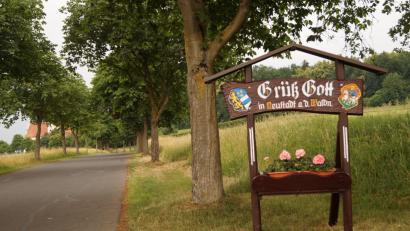 Bild: arw
Die Begrüßungstafel in der Felix-Allee wird immer wieder von Unbekannten verwüstet.