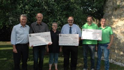 Bild: mos
Jubilar Joachim Hanisch, Spartenleiter „Tennis“ der SpVgg Bruck Anton Hartl, Schriftführerin Hanne Tillmanns und 1. Vorsitzender Hans Beck vom Musikverein Bruck, Jugendleiter Bernd Meier und 1. Vorsitzender Hans Ullmann von den Sportfreunden Bruck 96 e. V.