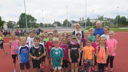 Bild: jzk
Förderlehrer Bodo Götz und Schulleiterin Christine Wiesend (hinten von rechts) gratulieren den besten Sportlern beim Grundschul-Sportfest.