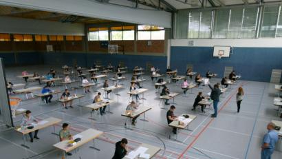 Bild: rn
In der Abgeschiedenheit der Mehrzweckhalle stellten sich die Wirtschaftsschüler vier Stunden lang den Textaufgaben oder Erörterungen  der Abschlussprüfung im Fach Deutsch