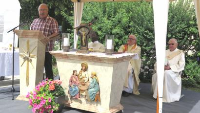 Bild: Hirsch
Sprecher Hans Grimm (links) bedankte sich bei Pfarrvikar St. Stephen Annan, Monsignore Hans Amann und Diakon Hans-Dieter Göring (von links) für die Gestaltung des Gottesdienstes auf dem Dorfplatz in Richt.