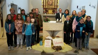 Bild: rku
Kinder und Erwachsene feiern einen gemeinsame Familiengottedienst in der St.-Josef-Kirche in Hütten.