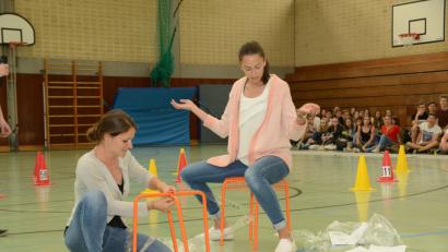 Bild: Beyerlein, Walter [BEY]
"Ich sitze auf meinem Stuhl", scheint Studienreferendarin Felicia Harris zu Studienrätin Evelyne Häupl zu sagen