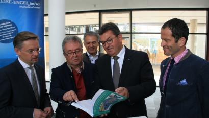 Bild: wro
Nach dem Eintrag ins „Goldene Buch“ der Marktgemeinde überreichte Bürgermeister Toni Dutz (Zweiter von links) an Staatsminister Franz Josef Pschierer (Zweiter  von rechts) ein Exemplar der Nordgautag-Festschrift. Mit im Bild (links) MdL Tobias Reiß  sowie (rechts) MdB Albert Rupprecht und Mitterteichs Bürgermeister Roland Grillmeier (Dritter  von rechts).
