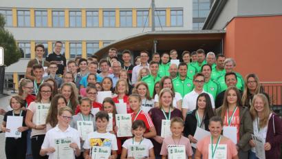 Bild: frd
Diese erfolgreichen Sportler mit ihren Trainern sind von Bürgermeister Heinz Weigl bei der Sportlerehrung der Stadt mit Urkunden und die Vereine mit Sachpreisen ausgezeichnet worden. Die Meisten waren auf der Bezirks- und Landesebene erfolgreich.