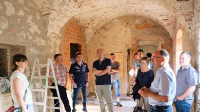 Bild: do
Lieb und teuer ist den Speinsharter Gemeindepolitikern der Umbau des unter Denkmalschutz stehenden „Anwesens 23“ in ein „Haus der Dorfkultur“. Unser Bild zeigt die Ratsmitglieder bei der Besichtigung des künftigen Tagungsraumes für Vereine.