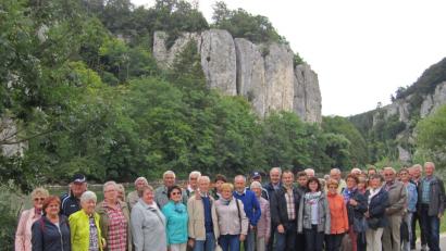 Bild: ow
Beste Stimmung herrscht beim Ausflug der Brunnenfreunde in die Region Regensburg. Zu den Höhepunkten der Tagesfahrt gehört auch eine Schifffahrt durch den Donaudurchbruch. Die hier zwanzig Meter tiefe Donau zwängt sich zwischen bis zu 80 Meter hohen steilen Felsformationen durch.