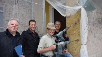 Bild: szl
Der Parksteiner Architekt Josef Schöberl (links), Kirchenpfleger Hans Leipold (Zweiter von links) und die zwei Helfer Alfons Vollath  und Alfons Franz. Nur noch wenige Teile des Außenputzes müssen abgeschlagen werden.