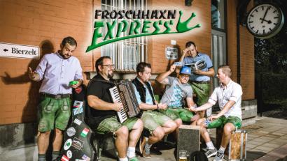 Bild: exb
Stimmung pur: Die Party-Band „Froschhaxn Express“ spielt am Abend im Festzelt.