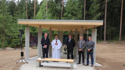 Bild: kro
Bei der Feierstunde der neu erbauten Marienkapelle, von links Robert Kutzer, Pater Benedikt Leitmayr, 2. Bürgermeister Reinhard Wurm, Landrats-Stellvertreter Roland Grillmeier und Forstdirektor Gerhard Schneider.