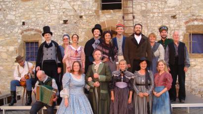 Bild: exb
Die Spannung steigt! Im Hof der Burg Dagestein in Vilseck hat sich das Schauspiel-Ensemble versammelt und probt fest für das Lola-Montez-Stück, das am Freitag, 29. Juni, Premiere hat.