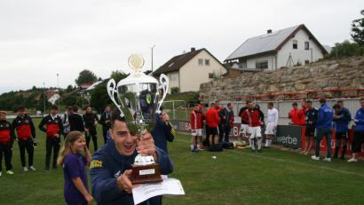 Bild: obl
„Da ist das Ding!“: Benedikt Schindler vom ASV Michelfeld reckt den Pokal in die Höhe, den ihm Glücksfee Marlene Gsell (im Hintergrund) eben überreicht hat.