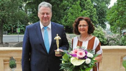 Bild: Michael Schröter
Landrat Richard Reisinger dankte Inge Nösner mit Blumen und einem Oscar.