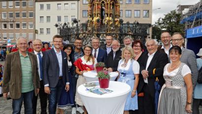 Bild: Michael Matejka/exb
Steinwald und Stiftland rücken   die Reize der Region am Hauptmarkt in Nürnberg in den Blickpunkt. Mit dabei FCN-Trainer Michael Köllner (Fünfter von links).
