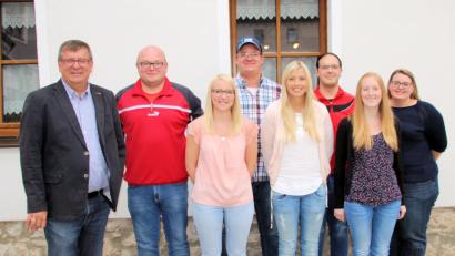 Bild: bjo
Der neugewählte Vorstand des Faschingskomitees mit Bürgermeister Peter Braun (links) und Präsident Manuel Wein (Zweiter von links).