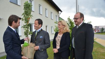 Bild: dob
Ein Säulenapfelbaum für die Gesundheit des CSU-Abgeordneten Albert Rupprecht (Zweiter von links).  Kürzlich feierte er seinen 50. Geburtstag.