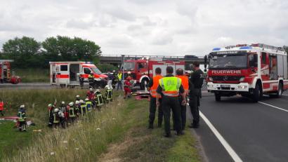 Bild: dob
Bei einem schweren Verkehrsunfall an der Wieselriether Kreuzung wurden eine Person schwer und zwei Beteiligte mittelschwer verletzt.