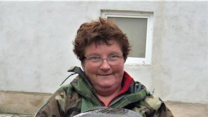 Bild: rgr
Roswitha Hößl zieht beim Königsfischen des Fischereivereins Grafenwöhr den schwersten Karpfen an Land.