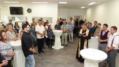 Bild: rdo
Die neuen Geschäftsräume von „h2 Dental“ der Zahntechnikermeister Klaus Hartwich und Günter Hierold segnete Stadtpfarrer Peter Brolich (vorne, von rechts) im Beisein vieler geladener Gäste.