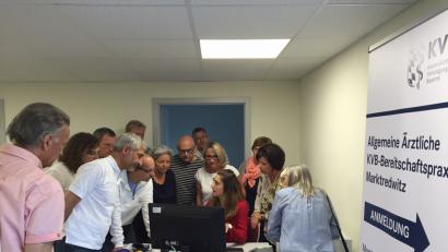 Bild: exb
Anika Altkofer, Teamleiterin der Bereitschaftspraxen, erläutert den anwesenden Ärzten das EDV-System der Praxis.