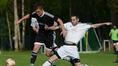 Bild: HAM, Autor [HAM] (HANS.MARK1@GMX.DE)
Auch wenn’s mitunter knackige Zweikämpfe gab, waren sie erfolgreich: Der FC OVI-Teunz um Manuel Löffelmann (links) stieg in die Bezirksliga auf, und die Sportfreunde Weidenthal (im Bild Alexander Kirchberger) waren das fairste Team der Kreisliga West.