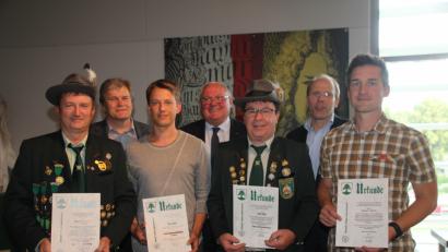 Bild: frd
Die Funktionäre Manfred Becher (vorne von links), Tim Seifert, Oliver Roth und Rudolf Teplitzky wurden von Bürgermeister Heinz Weigl (Mitte) ausgezeichnet. Die Schulleiter Werner Winderl (hinten, links) und Ludwig Pfeiffer profitieren auch im Schulsport vom Engagement der Vereine.