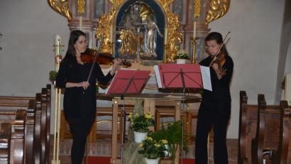 Bild: dob
Susanne Hofmann (links) und Marianne Babinec (rechts) legen in der Simultankirche in Altenstadt eine ungeahnt professionelle Spielfreude an den Tag und begeistern damit die Zuhörer. Die Magdeburgerinnen hätten ein größeres Publikum verdient gehabt.