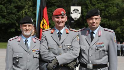 Bild: Götz
Ritualisierte Kommandoübergabe: Stefan Reiße (links) verläßt die Oberpfalzkaserne, Peer Papenbrook (rechts) wird neuer Chef des Panzerbataillons 104. Abschied und Ernennung liefen über Bridadegeneral Jörg Torsten See (Mitte) von der Panzerbrigade 12.