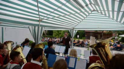 Bild: brü
Am Nachmittag unterhielt das Nachwuchsorchester der Musikkapelle Ursensollen unter Leitung von Stefan Neger die zahlreichen Besucher des Brunnenfestes  musikalisch.