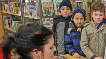 Bild: nm
Diana Bock von der  Bücherei Flossenbürg und ihre Kolleginnen sind froh über den Deal, den sie mit den Flosser Kolleginnen der dortigen Bibliothek  eingefädelt haben. Jetzt haben sie kleinen und großen Nutzern häufiiger Neues in den Regalen zu bieten.