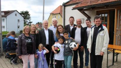 Bild: Michaela Lowak
Artur Ghazaryan (Dritter von rechts), seine Ehefrau Anahit Baloyan (Fünfte von rechts) sowie die Söhne Mayis und Ruben (vorne) bekommen Unterstützung von allen Seiten. Wir stehen hinter euch“, signalisieren dritte Bürgermeisterin Rita Rosner (von links), Katja Buchner, Pfarrer Wilfried Römischer, Rektor Peter Steigner, zweiter Bürgermeister Oliver Mutterer, Daniel Gonsior und Pfarrer Max Früchtl.
