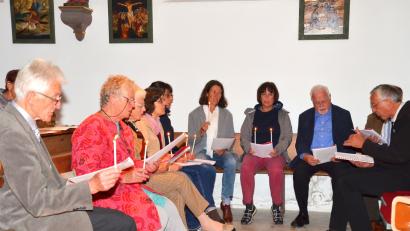 Bild: fjo
Pfarrer Georg Hartl (links) dankt dem Chor St. Michael aus Weiden unter Leitung von Hanns-Friedrich Kaiser (rechts).