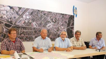 Bild: Thomas Dobler
Eduard Gleich, der Bauleiter der Maßnahme, und Baudirektor Gottfried Weishäupl, beide Staatliches Bauamt, Bürgermeister Manfred Rodde und für die ausführende Tiefbaufirma Schulz Niederlassungsleiter Thomas Magerl (von links) informierten über das große Straßenbau-Vorhaben. Der Plan im Hintergrund zeigt die betroffenen Straßen.