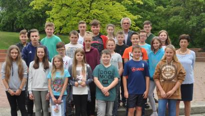 Bild: dob
Sportlehrerin Dagmar Heine (rechts) hat die Pfalzgraf-Friedrich-Mittelschüler unglaublich motiviert und zu Höchstleistungen angespornt. Von der 5. bis 8. Klasse beteiligten sich rund 200 Schüler. Ohne Pause liefen die Schüler 15 oder 30 Minuten und erhielten nun die Laufabzeichen.